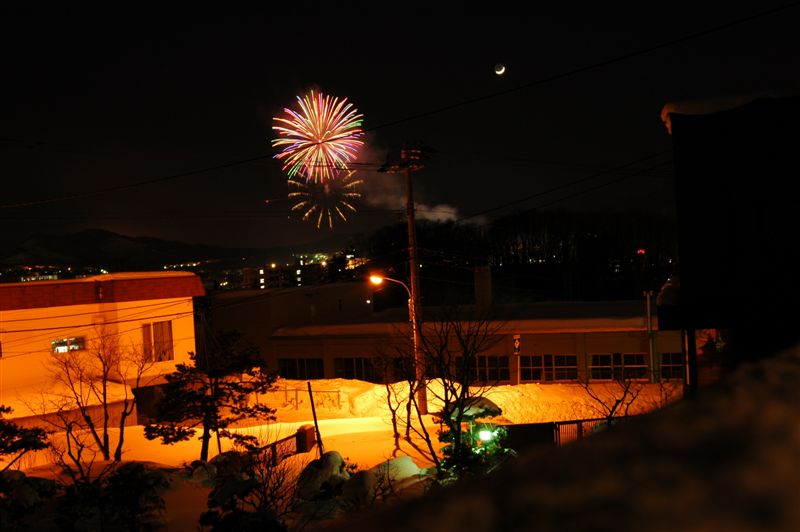 雪祭りの花火
日本は電柱が時々邪魔だ。
Kľúčové slová: 雪祭り 花火 真駒内 札幌