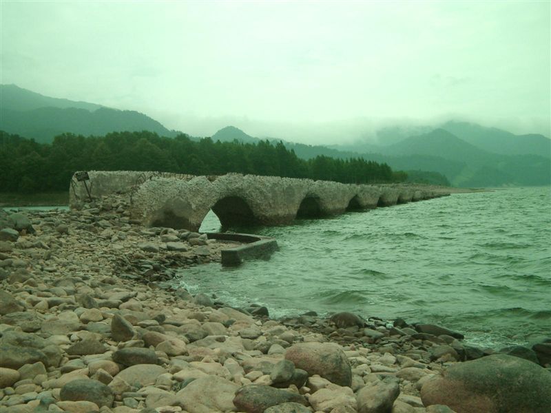 タウシュベツ川橋梁
旧国鉄の鉄橋で、糠平ダム建設によってできた糠平湖に沈んだ。
Keywords: 北海道遺産 2004 北海道 糠平湖